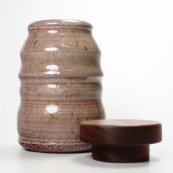 Celadon krukke med mahogni l�g