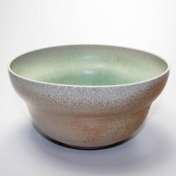 Lysbl� sk�l med r�de strejf og 'glas�je'