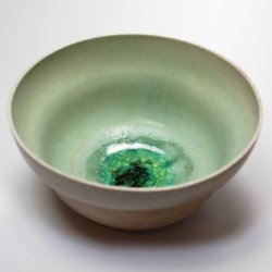 Lysbl� sk�l med r�de strejf og 'glas�je'