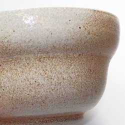 Lysbl� sk�l med r�de strejf og 'glas�je'