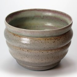 Lysbl med rde strejf