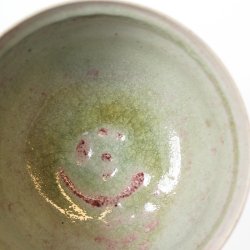 Lysbl med rde strejf